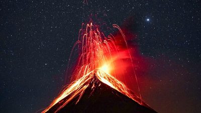 Filipinler'deki Mayon Yanardağı yeniden lav